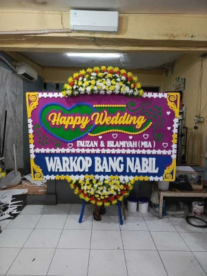 Papan Bunga di Harapan Mulia